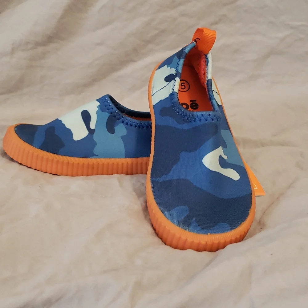 Zoe & Zac blue camo water shoes